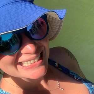 Meet your Posher, Hillary